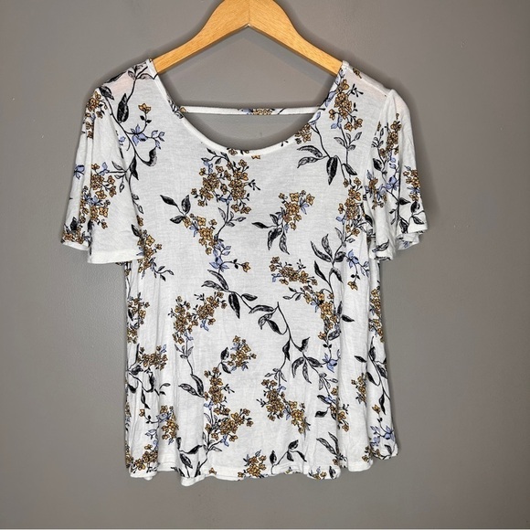 Maurice’s floral Criss cross back blouse - Picture 2 of 4